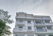 Nhà 2 lầu sân thượng tại KDC cầu Rạch Tôm.